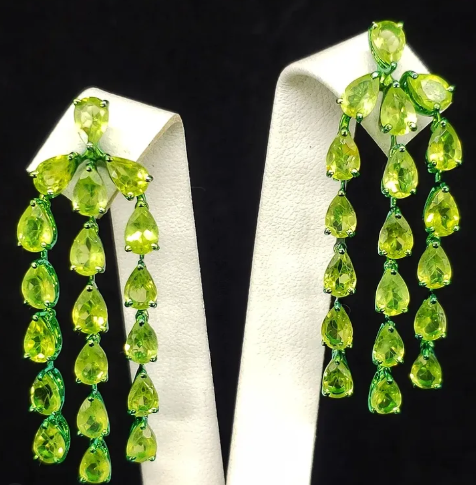 Boucles d'oreilles péridots en titane, conception 3D Genève